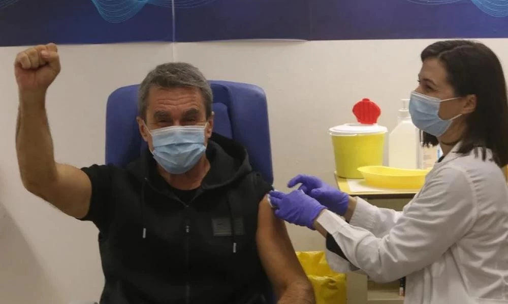 ΚΙΝΑΛ: Την 3η δόση του εμβολίου έκανε ο Ανδρέας Λοβέρδος